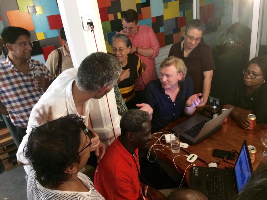 Ex-Bellingcatter Christiaan Triebert (midden) op zoek naar een Surinaams drugstransport op de conferentie Chek, Check, Double Check in Paramaribo. Links van hem in rood shirt: Wilfred Leeuwin.