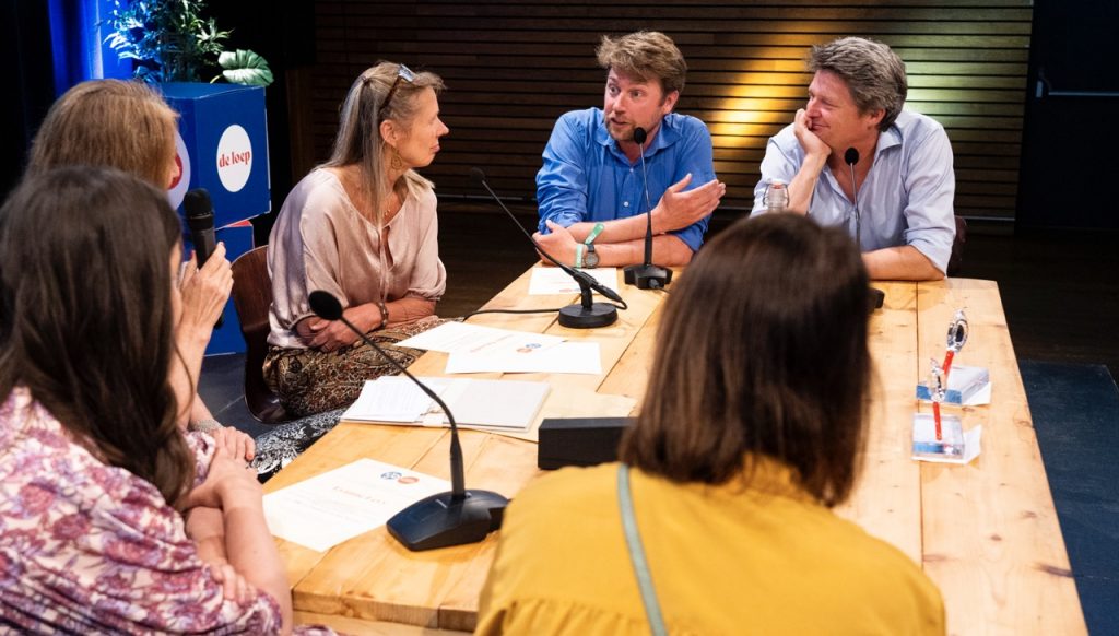 Journalisten van NRC en Dagblad van het Noorden aan tafel bij de Loepuitreiking