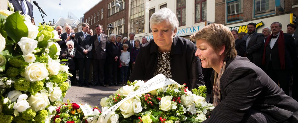 Herdenking 4 mei bij perscentrum Nieuwspoort in Den Haag: Tanja van Bergen (l) en Margo Smit leggen bloemen namens de VVOJ. FOTO HANS KOUWENHOVEN