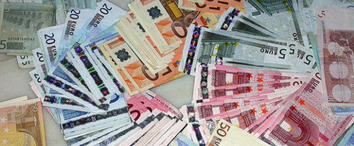 Dinero-billetes-y-monedas-euro