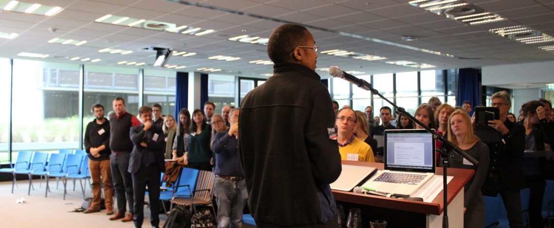 Kassim Mohamed tijdens zijn keynote speech.