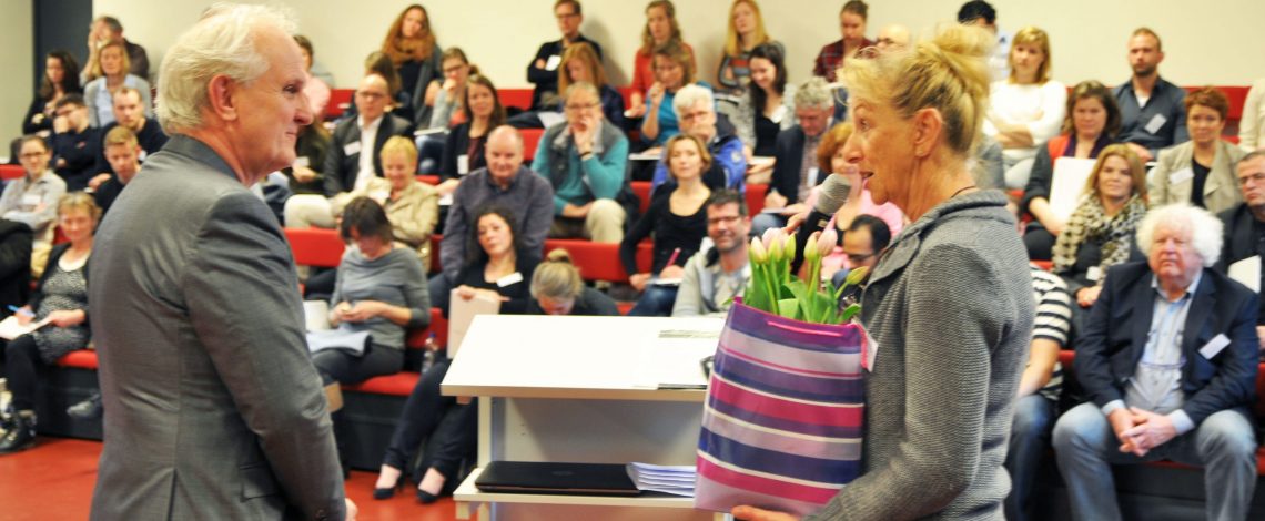 Leny Verplancke (r), voorzitter van de VVOJ-werkgroep Lokale en Regionale Onderzoeksjournalistiek, bedankt keynote speaker Pieter Broertjes voor zijn bijdrage.