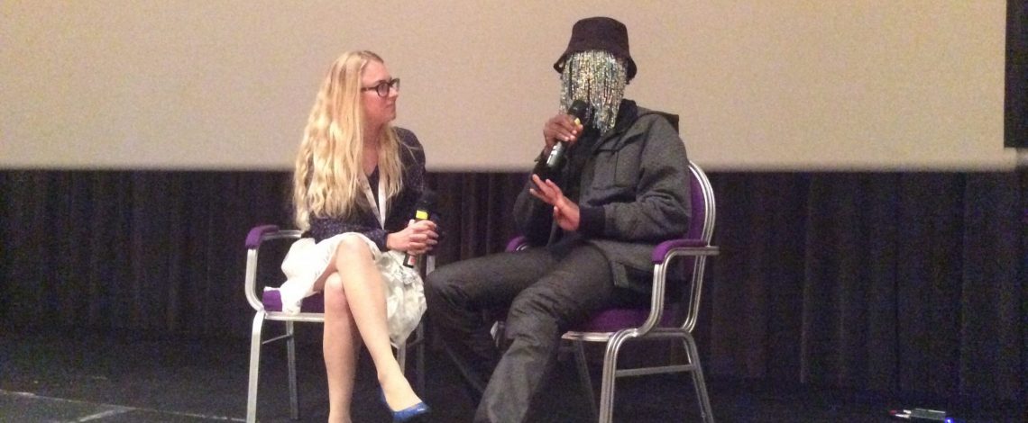 Sanne Terlingen in gesprek met Anas Aremeyaw Anas.